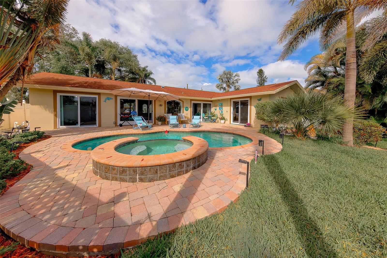 Listing photo id 2 for 2017 Cove Drive