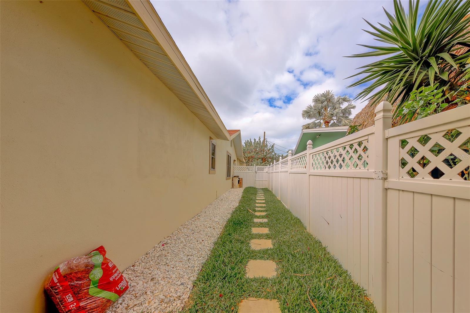 Listing photo id 38 for 2017 Cove Drive