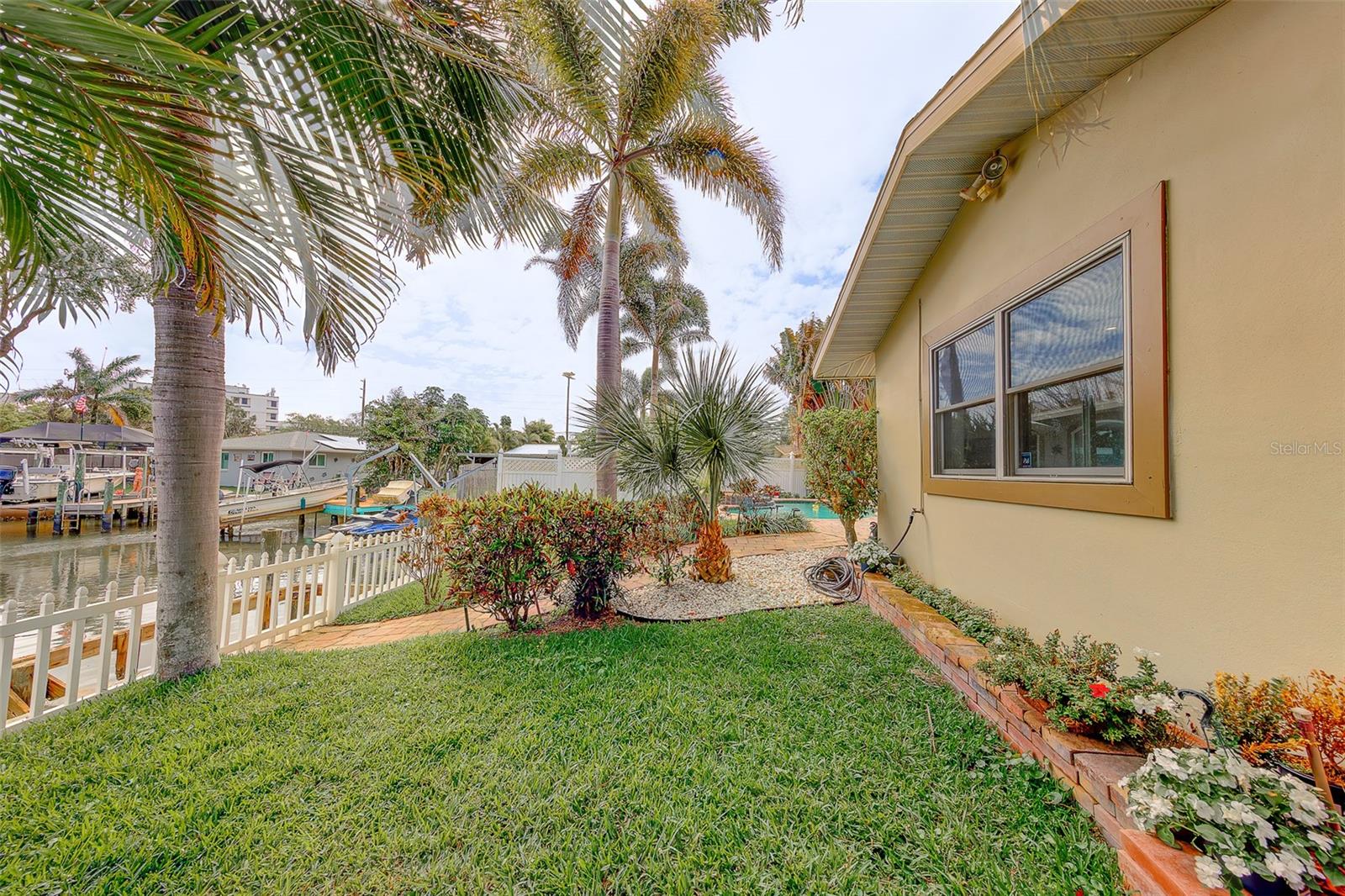 Listing photo id 39 for 2017 Cove Drive