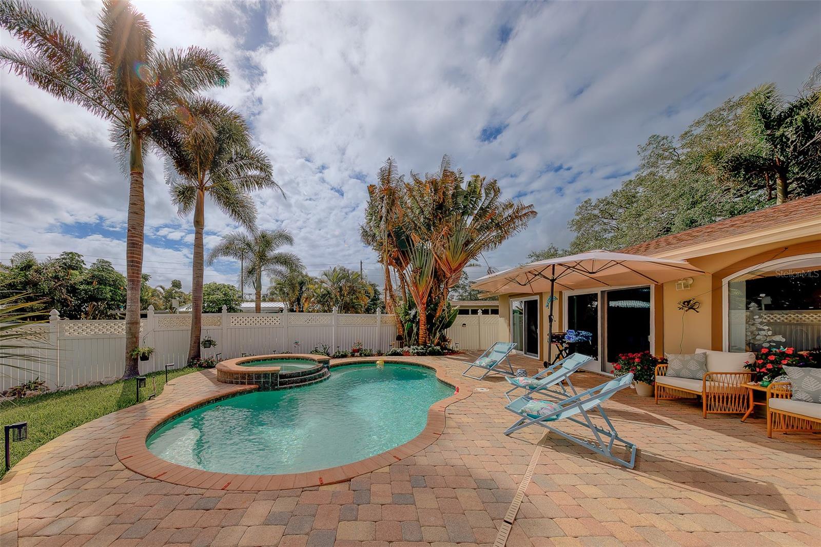 Listing photo id 41 for 2017 Cove Drive