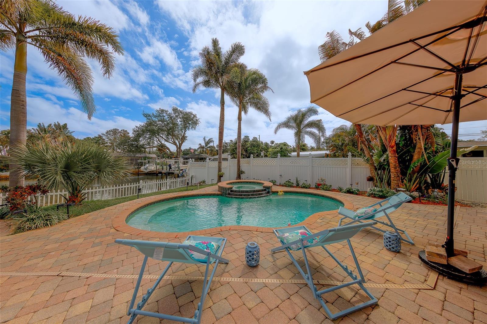 Listing photo id 43 for 2017 Cove Drive