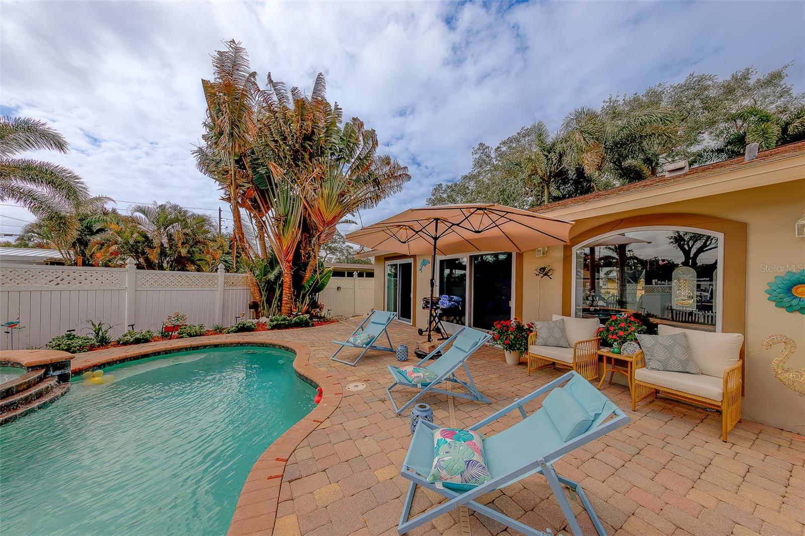 Listing photo id 44 for 2017 Cove Drive