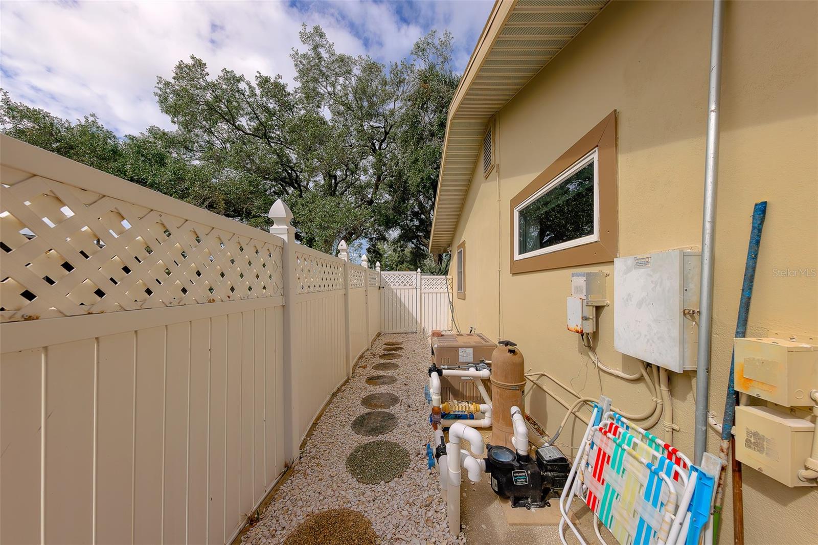 Listing photo id 46 for 2017 Cove Drive