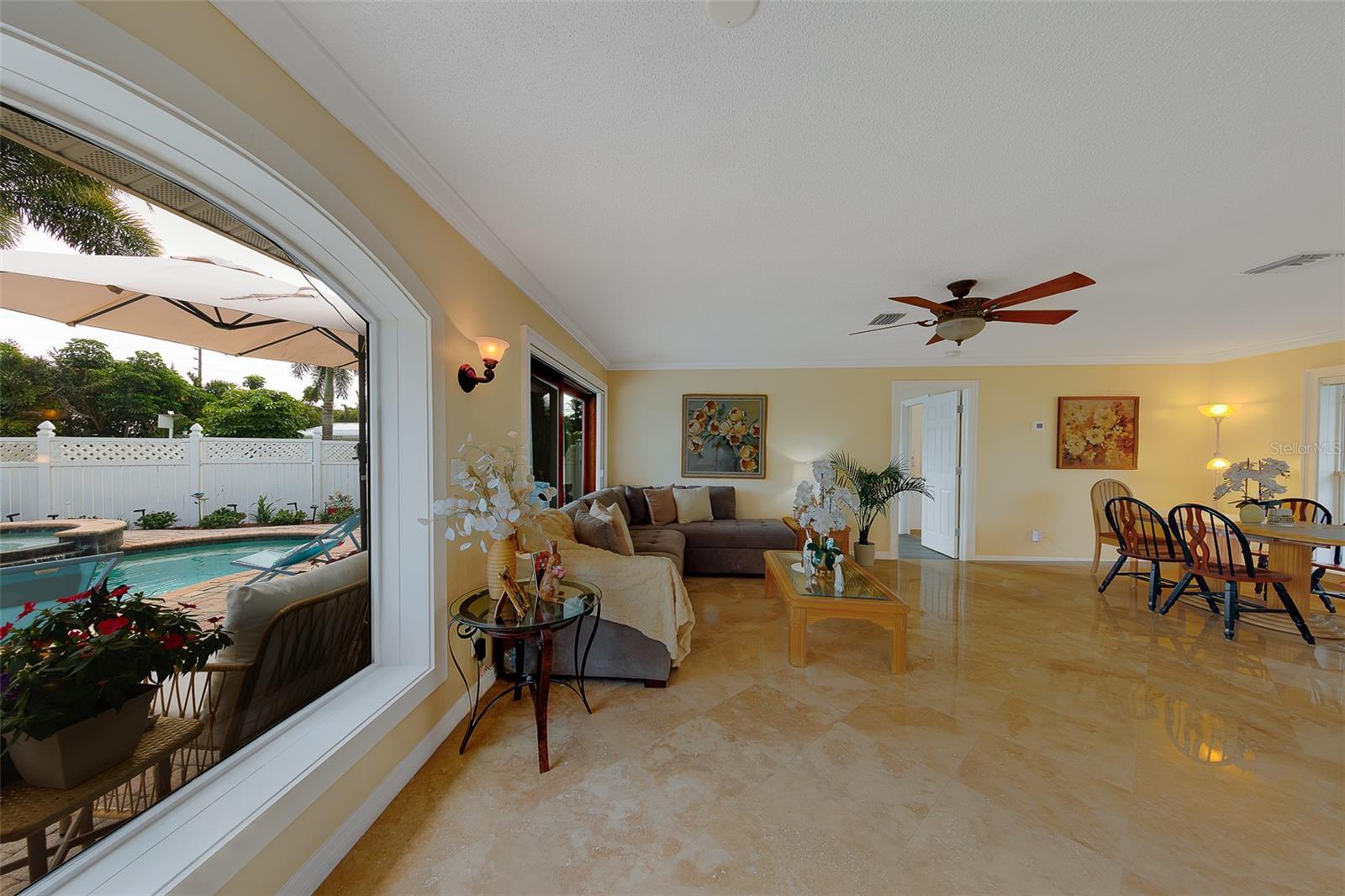 Listing photo id 3 for 2017 Cove Drive