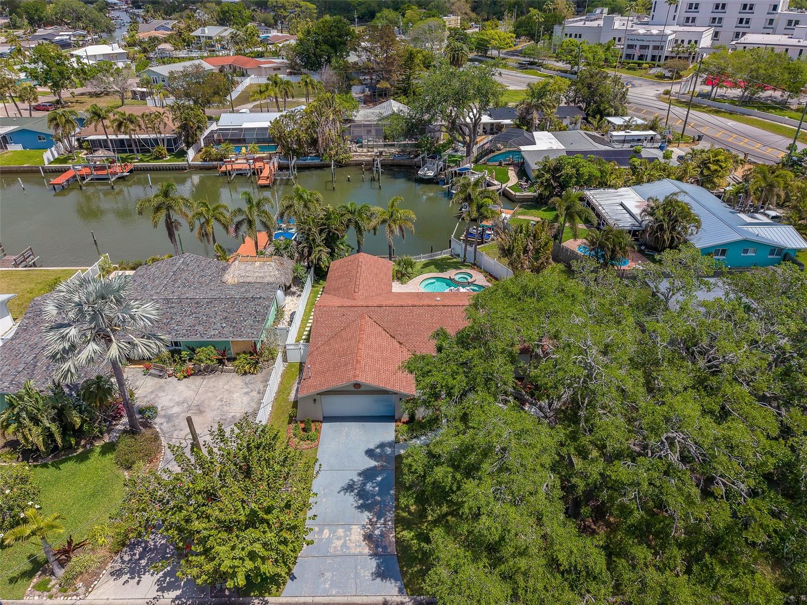 Listing photo id 51 for 2017 Cove Drive