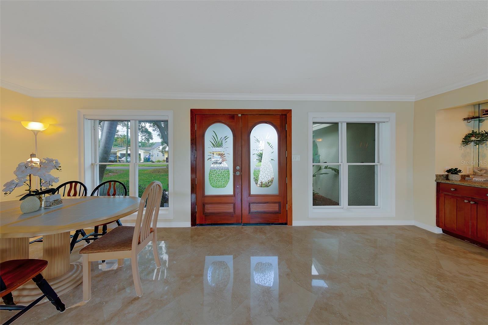 Listing photo id 4 for 2017 Cove Drive