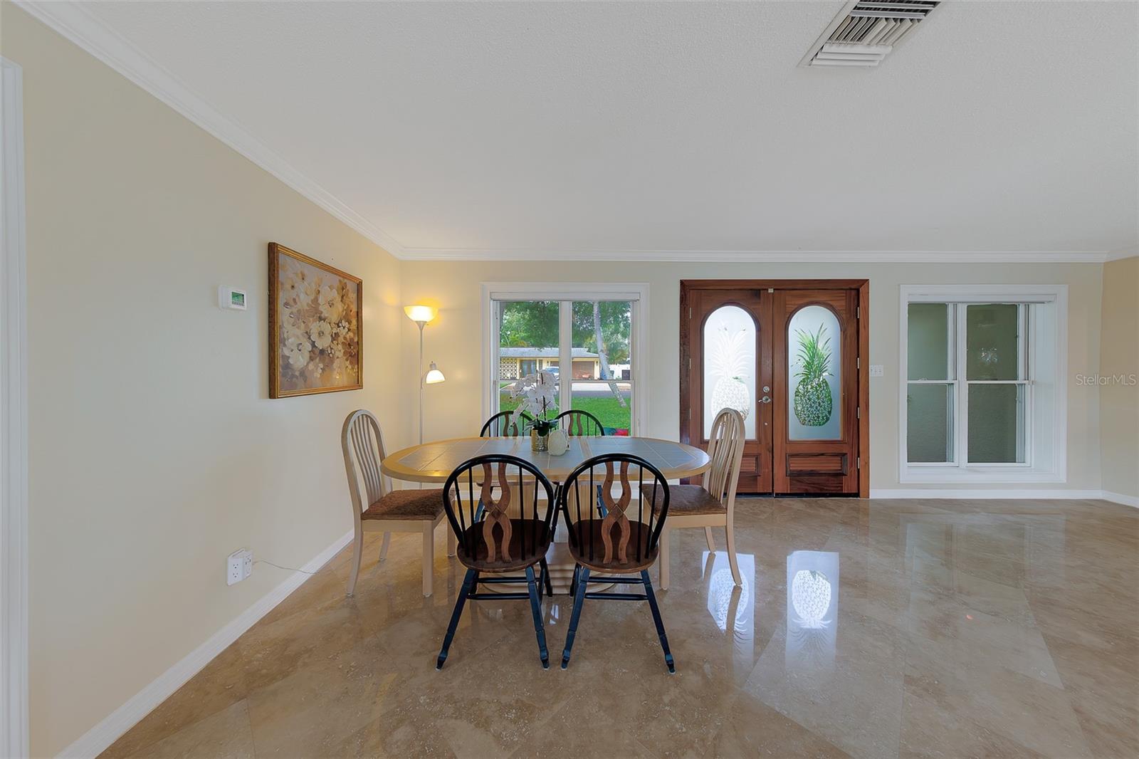 Listing photo id 5 for 2017 Cove Drive