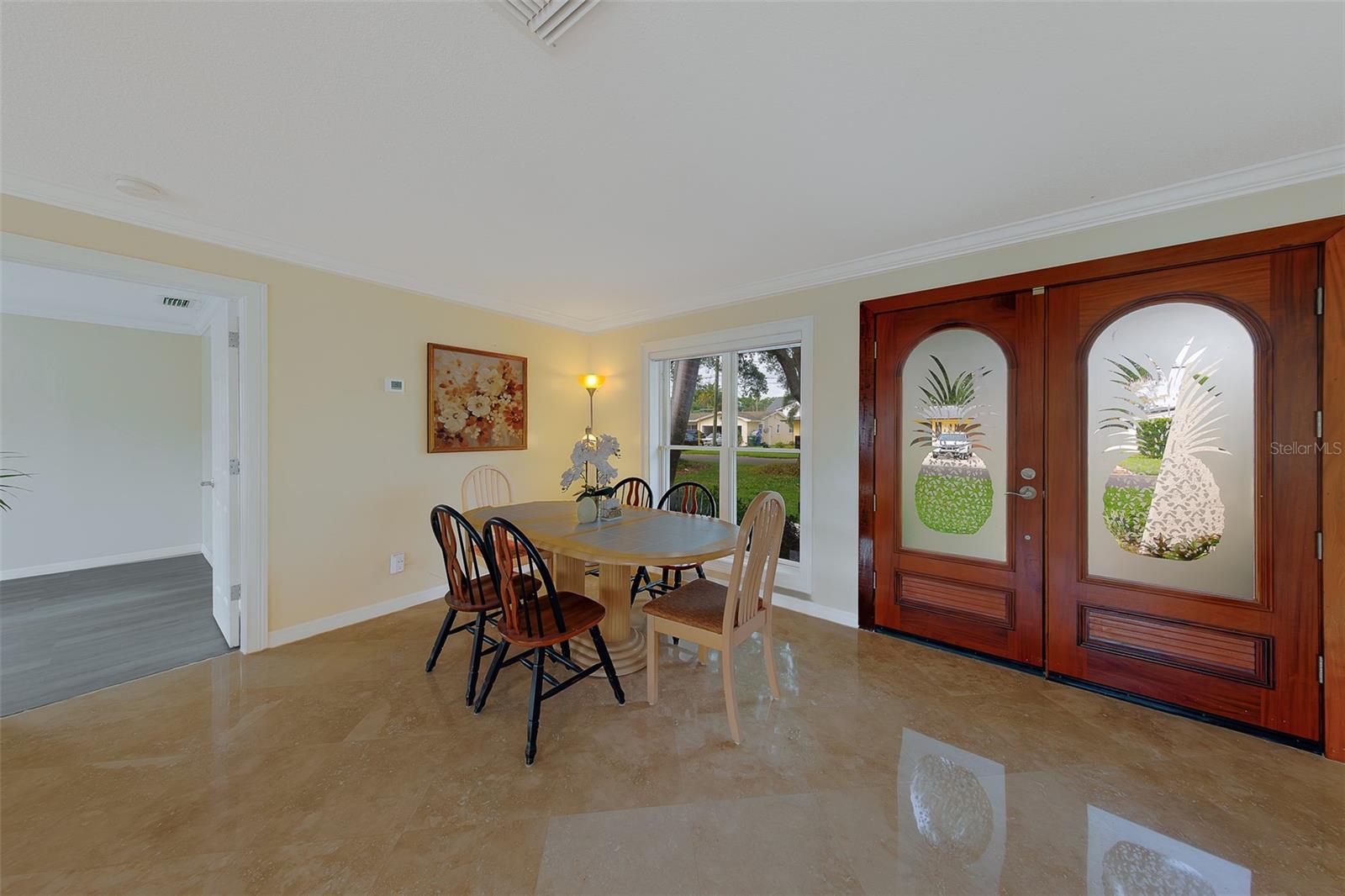 Listing photo id 6 for 2017 Cove Drive