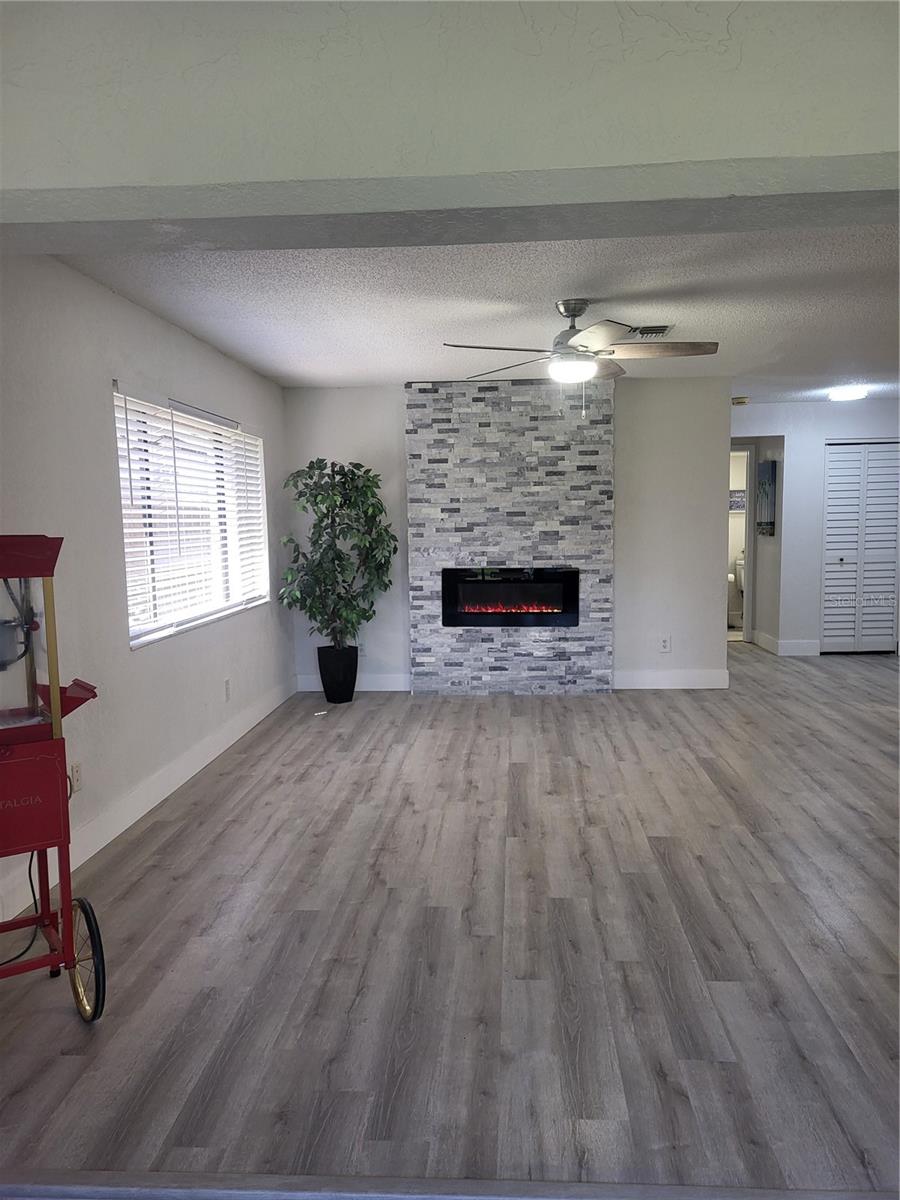 Image 17 of 39 For 2549 Oakleaf Lane 36c