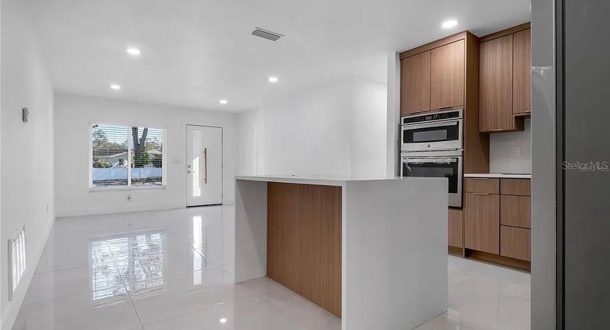 Image 4 of 13 For 8641 May Circle