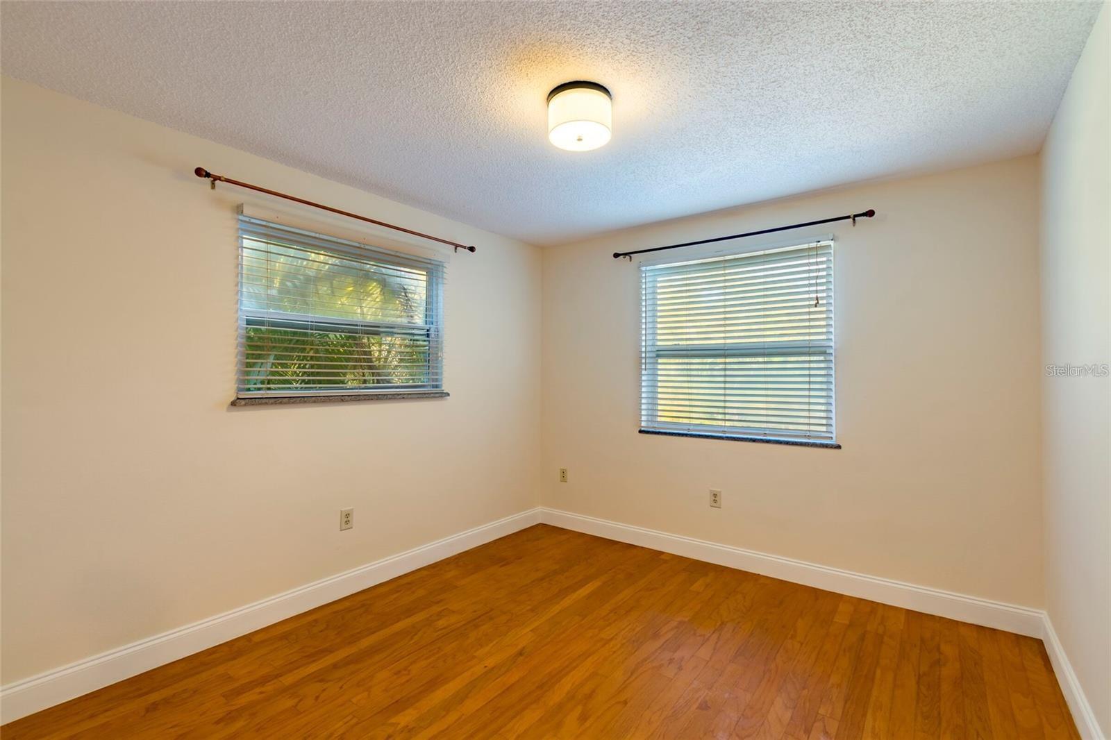 Image 15 of 36 For 1647 Hobbit Road