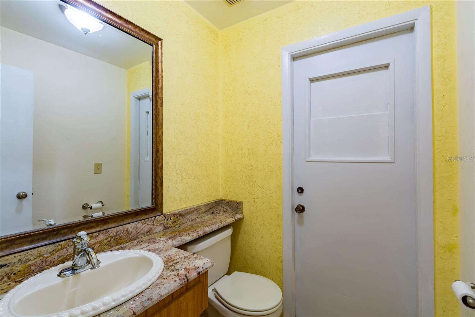 Image 18 of 36 For 1647 Hobbit Road