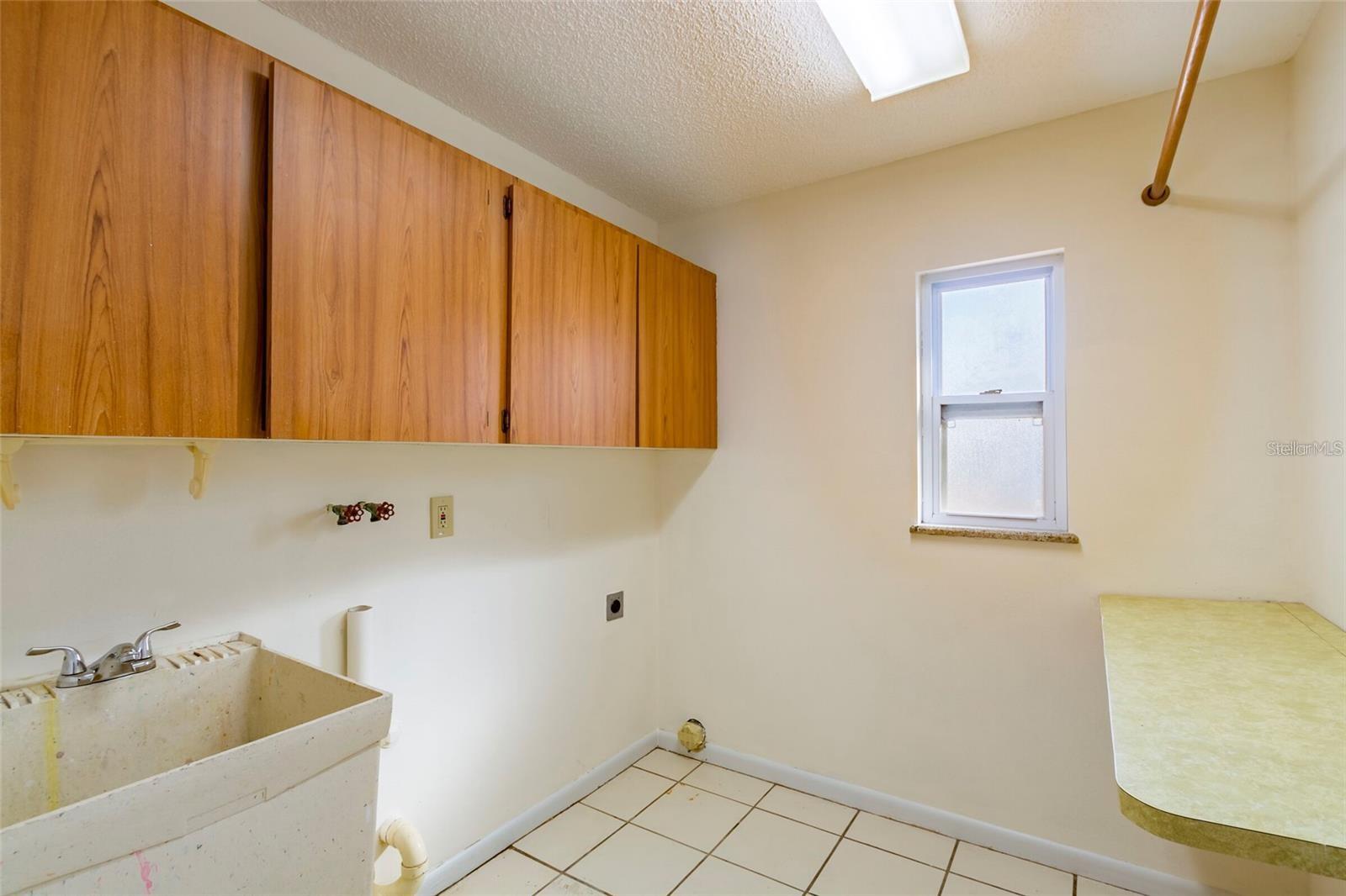 Image 19 of 36 For 1647 Hobbit Road