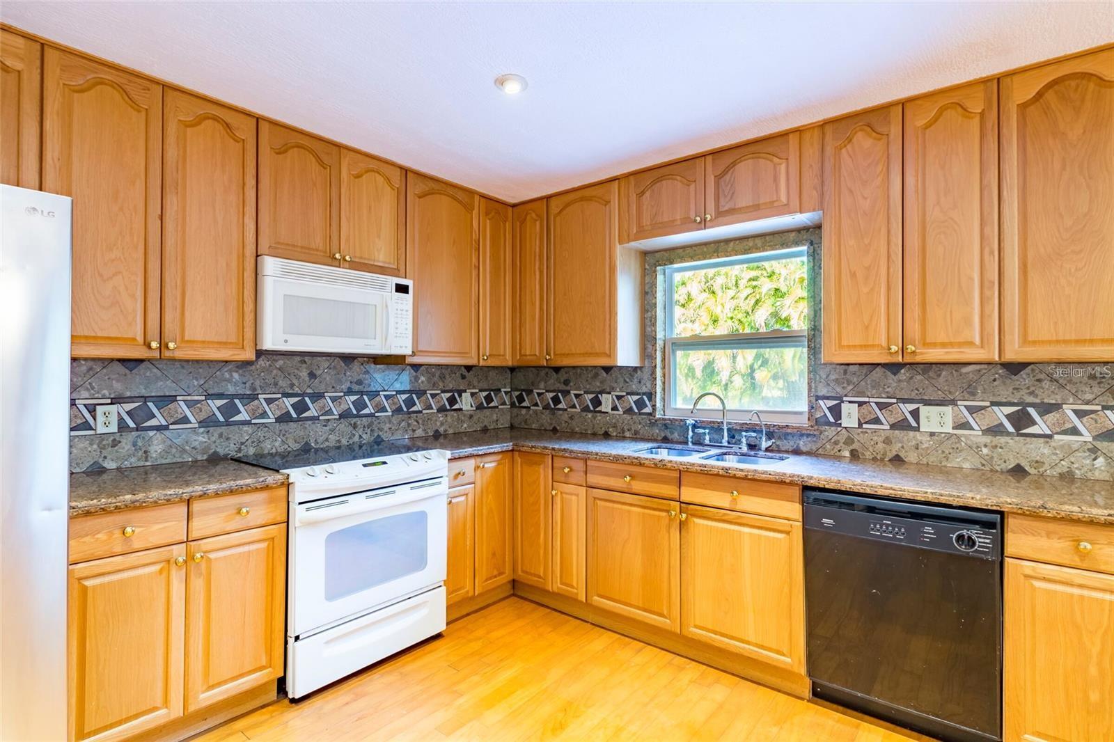 Image 23 of 36 For 1647 Hobbit Road