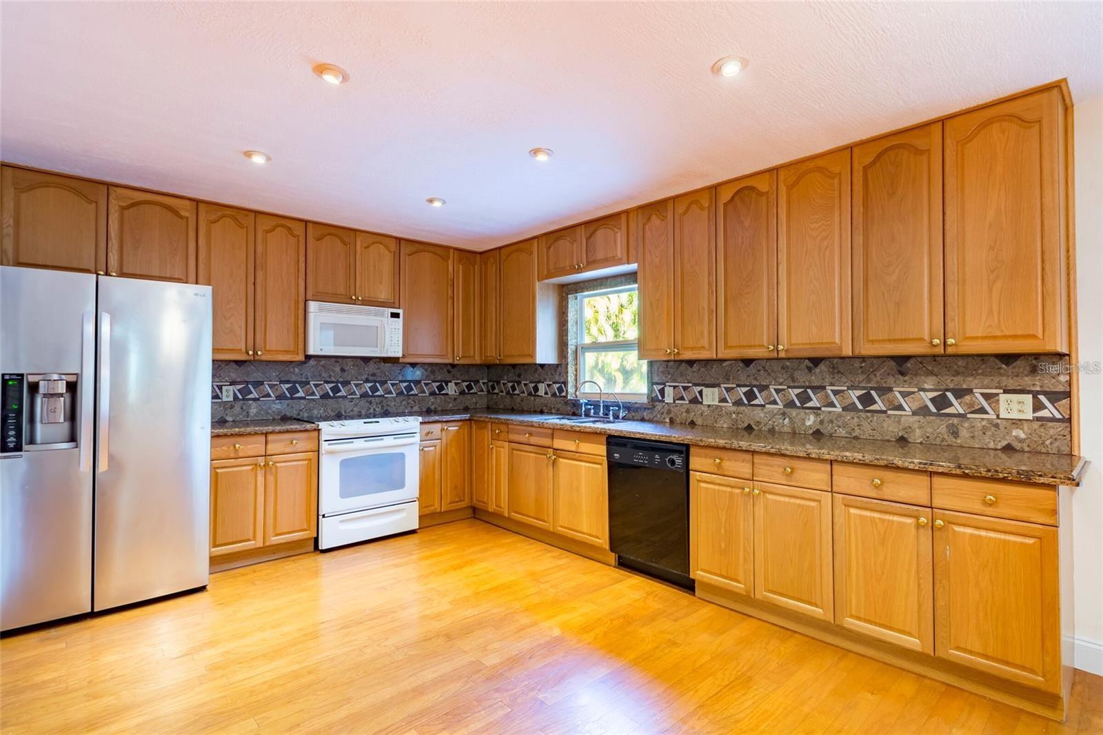 Image 24 of 36 For 1647 Hobbit Road