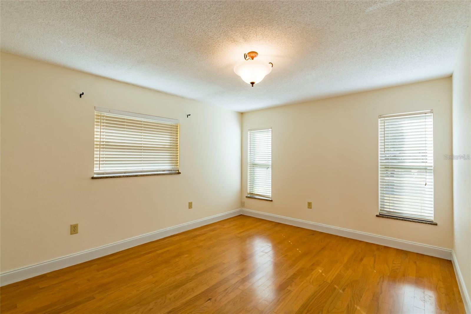 Image 29 of 36 For 1647 Hobbit Road