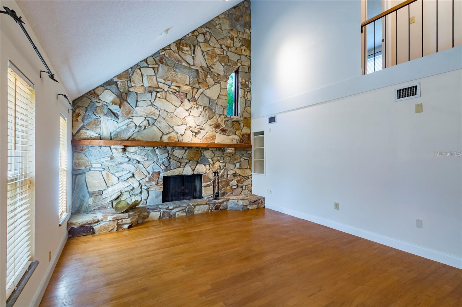 Image 32 of 36 For 1647 Hobbit Road