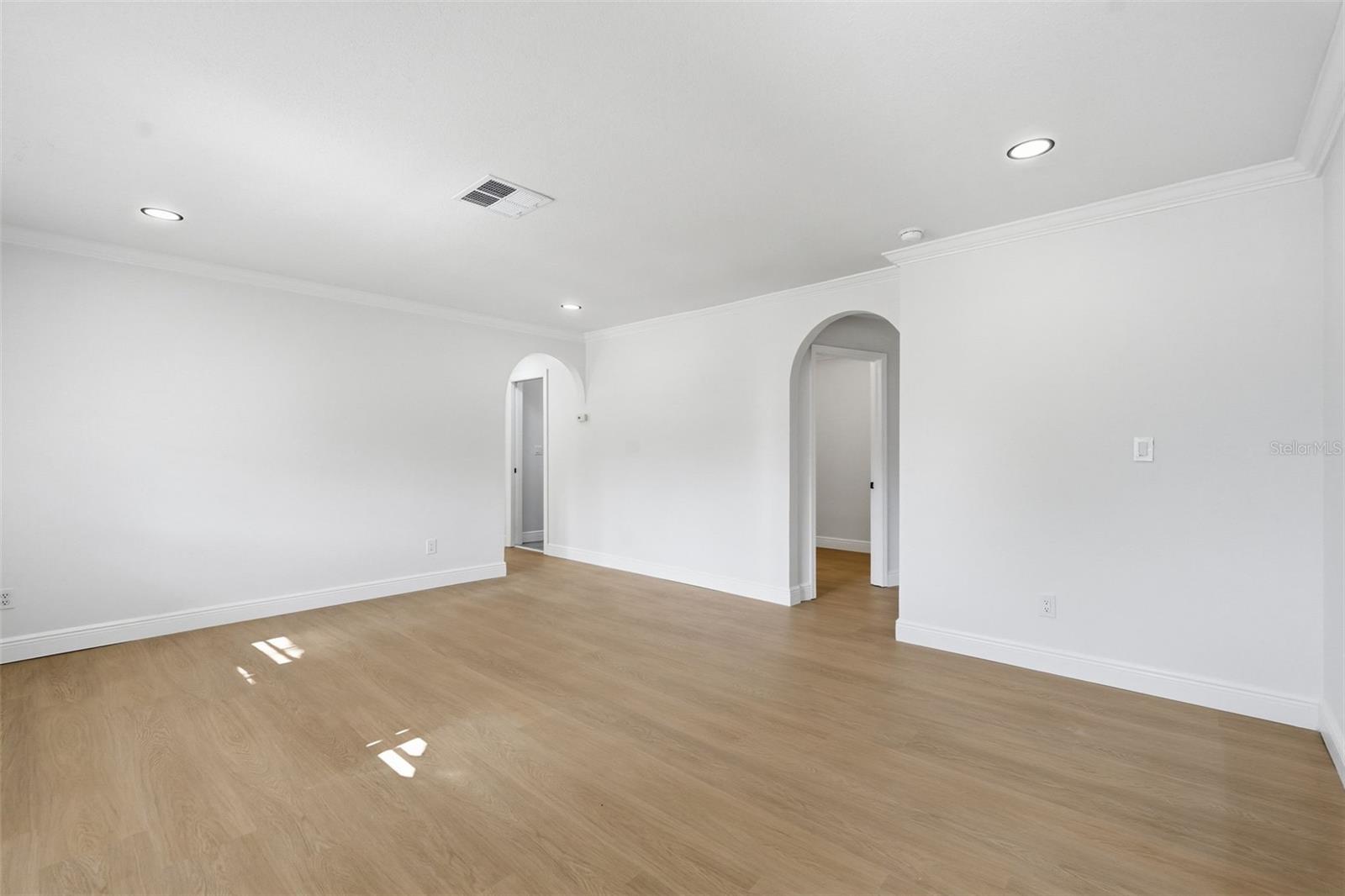 Listing photo id 12 for 6263 Airmont Drive