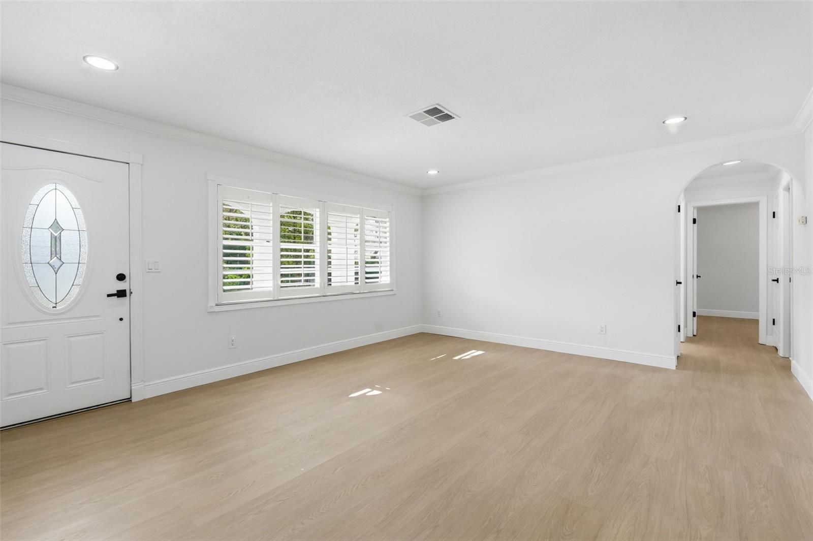 Listing photo id 14 for 6263 Airmont Drive