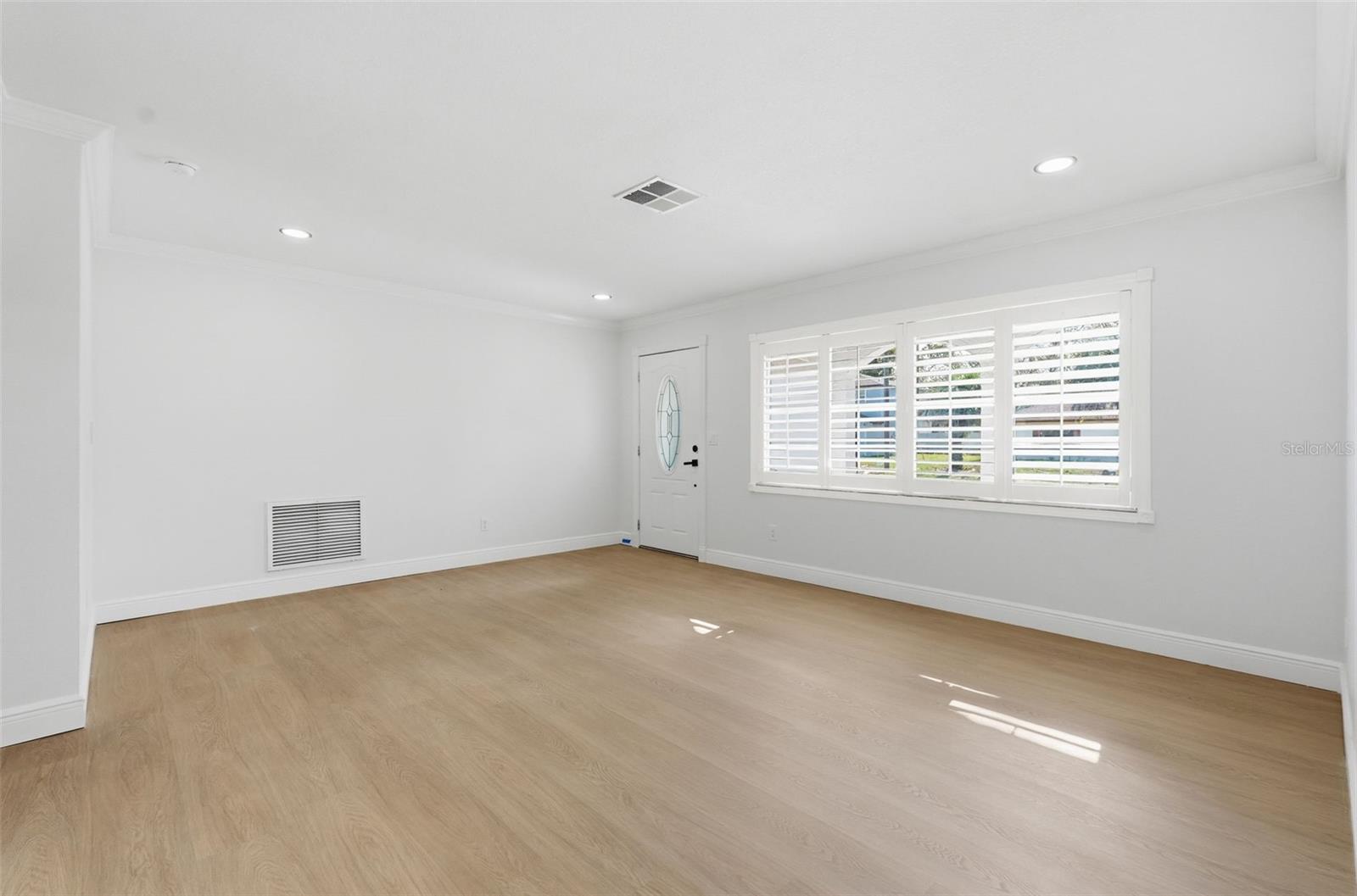 Listing photo id 15 for 6263 Airmont Drive