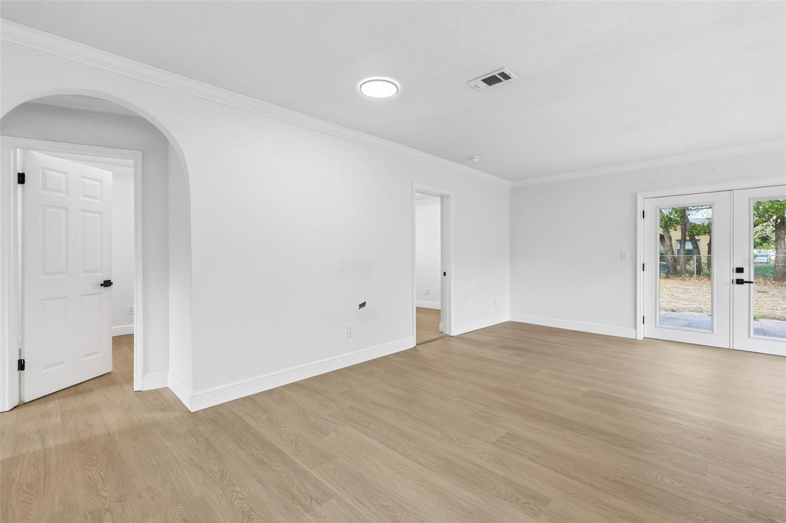 Listing photo id 17 for 6263 Airmont Drive