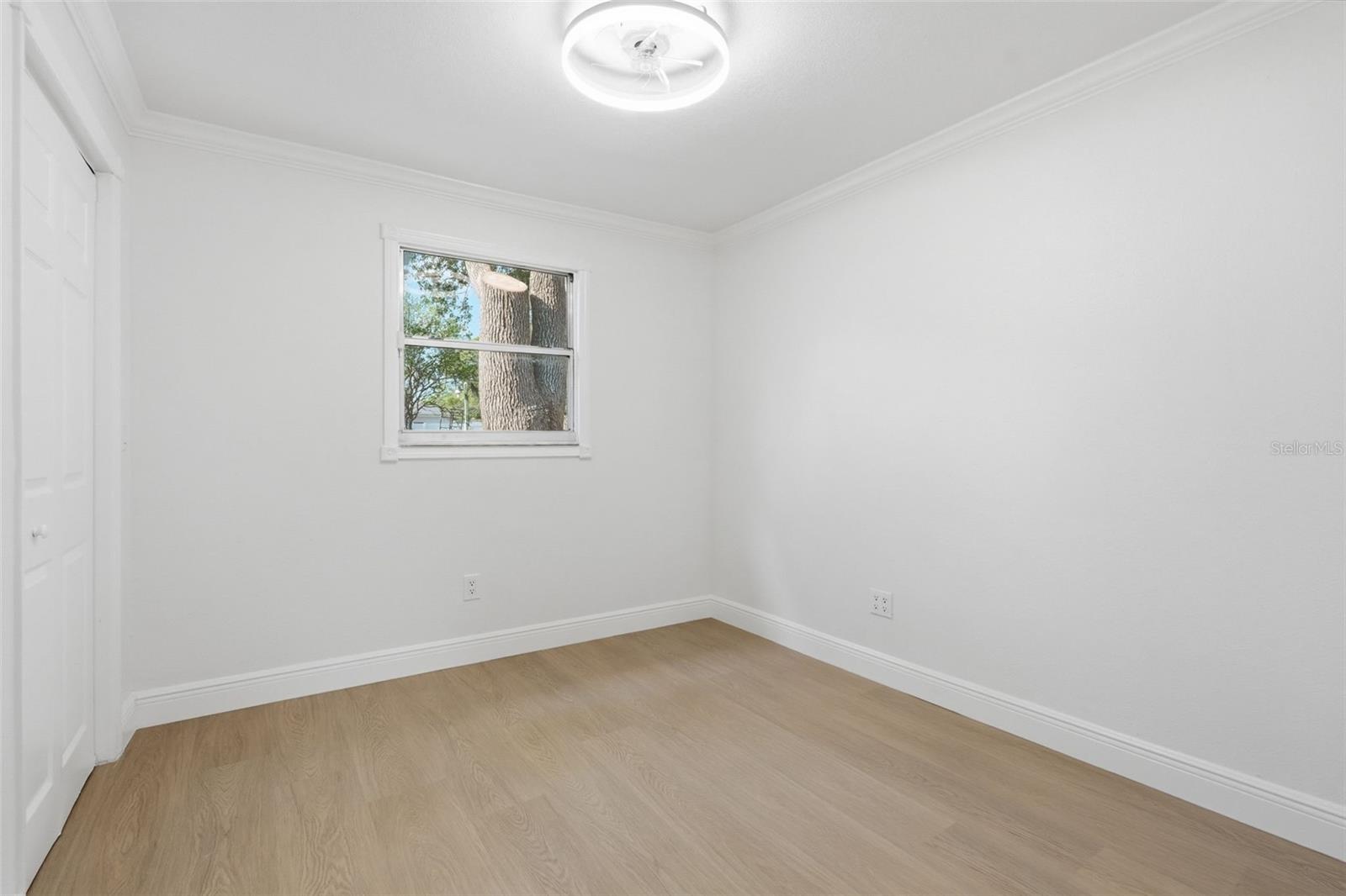 Listing photo id 18 for 6263 Airmont Drive