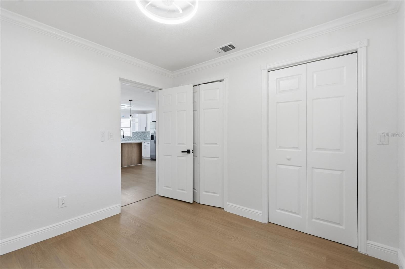 Listing photo id 20 for 6263 Airmont Drive