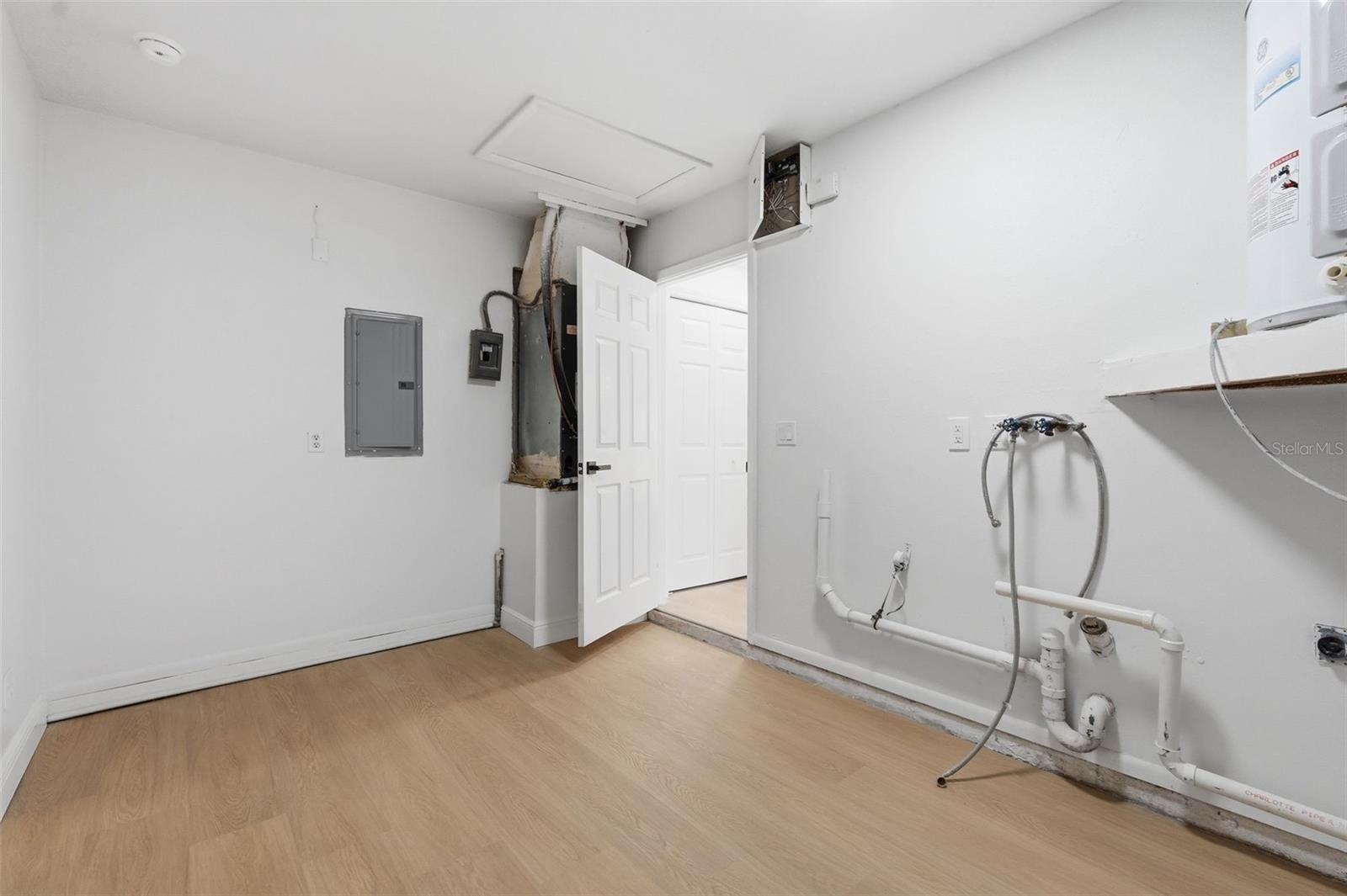 Listing photo id 22 for 6263 Airmont Drive