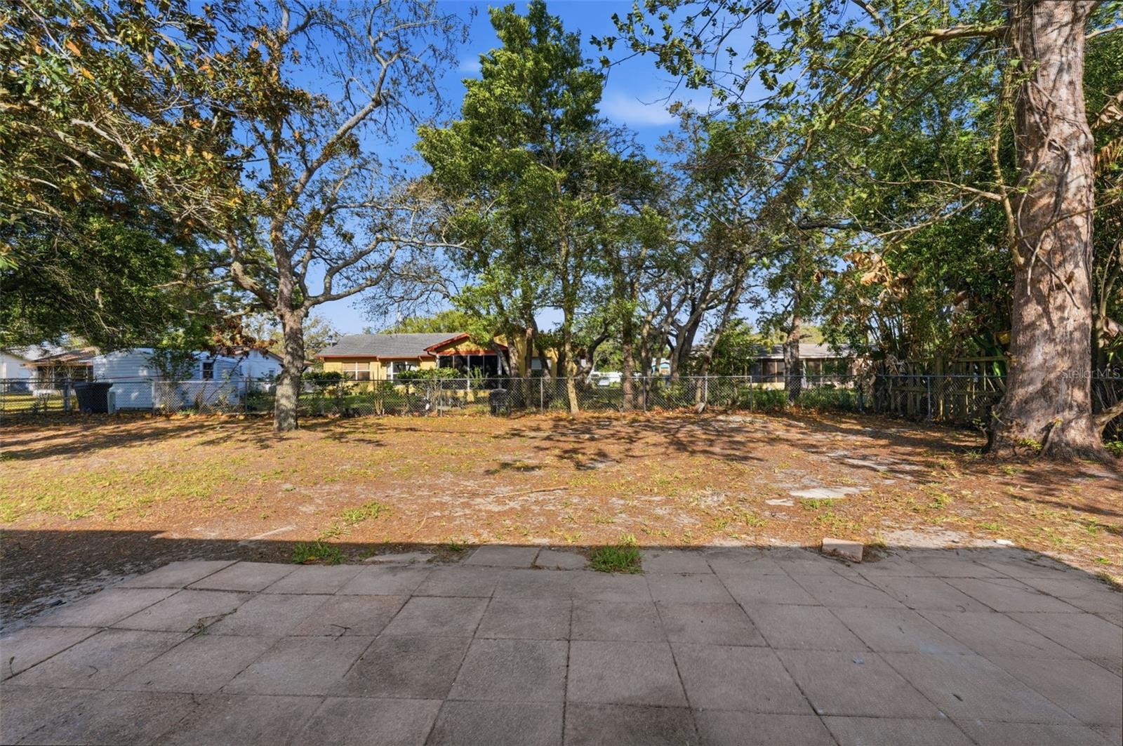 Listing photo id 24 for 6263 Airmont Drive