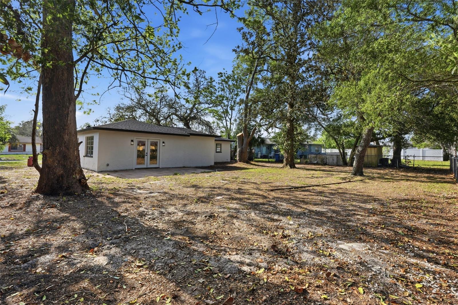 Listing photo id 25 for 6263 Airmont Drive