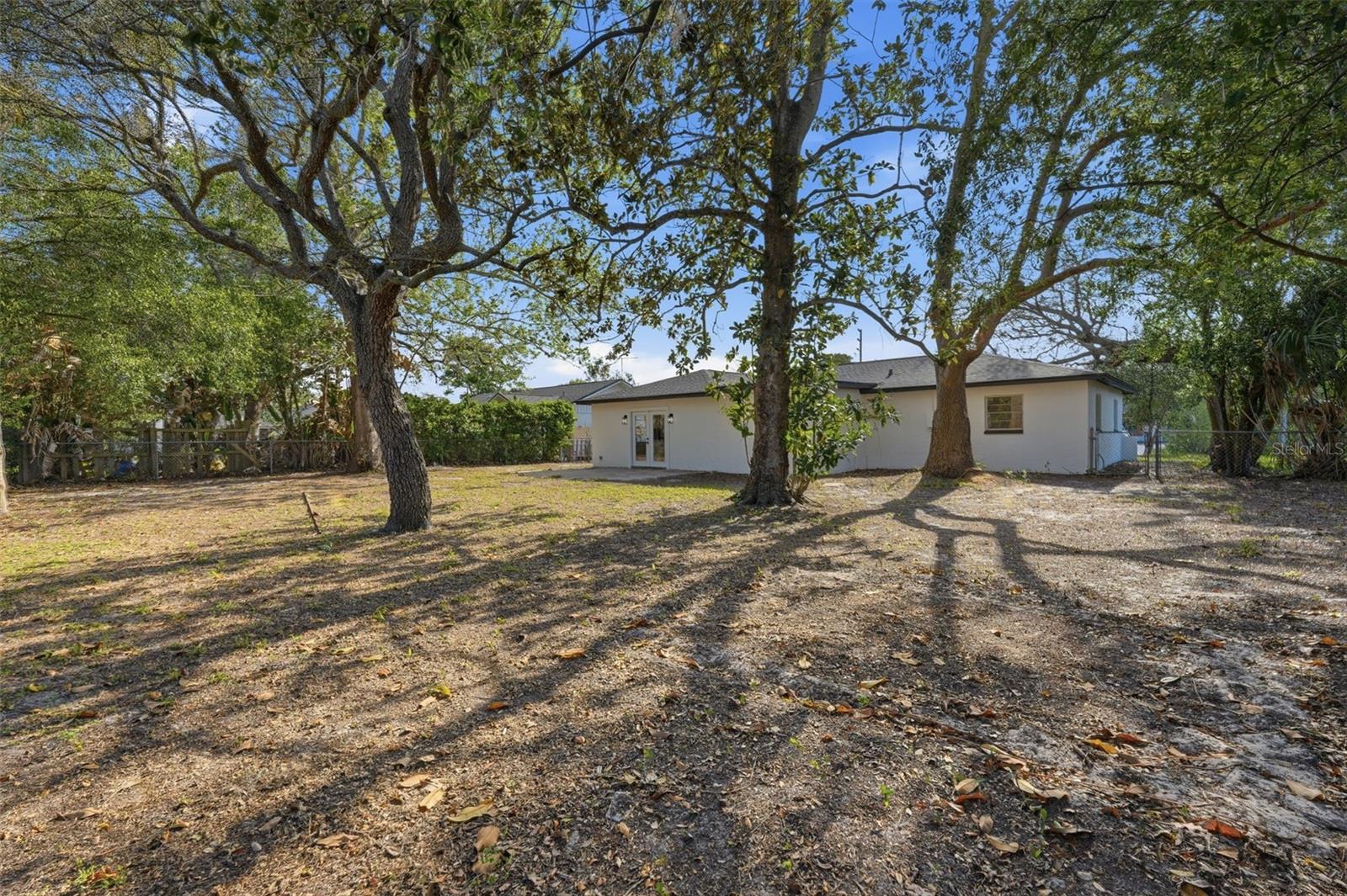 Listing photo id 27 for 6263 Airmont Drive