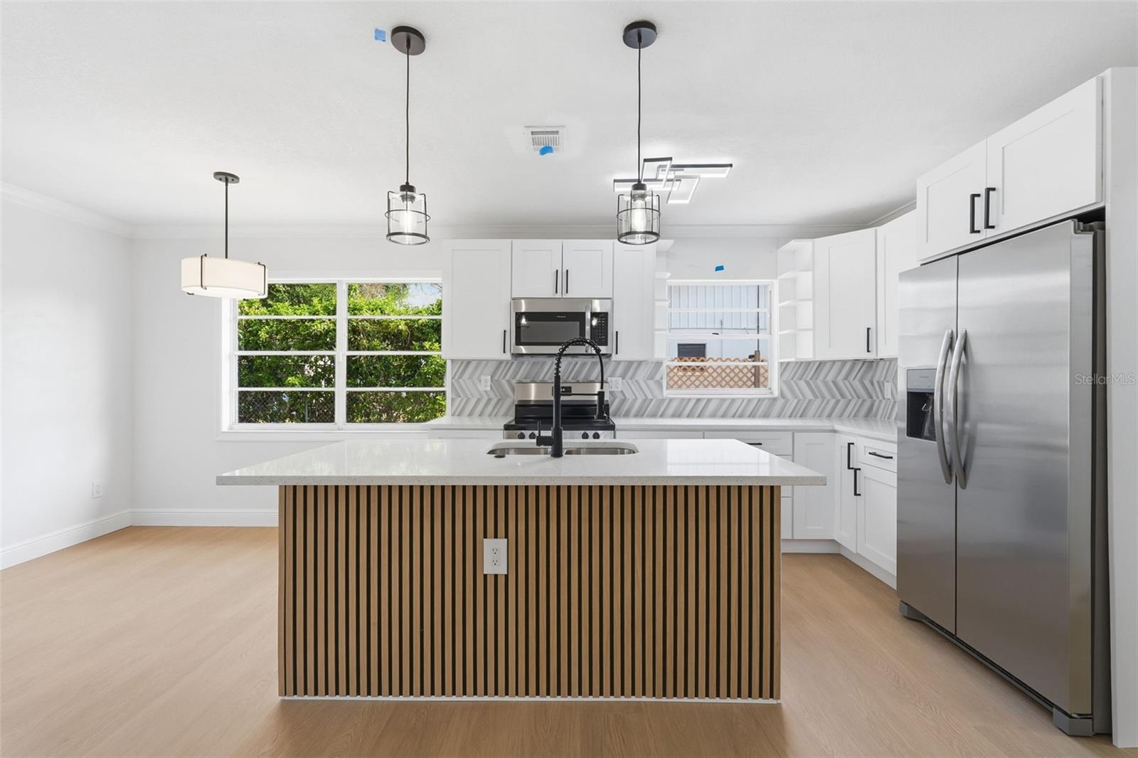 Listing photo id 2 for 6263 Airmont Drive