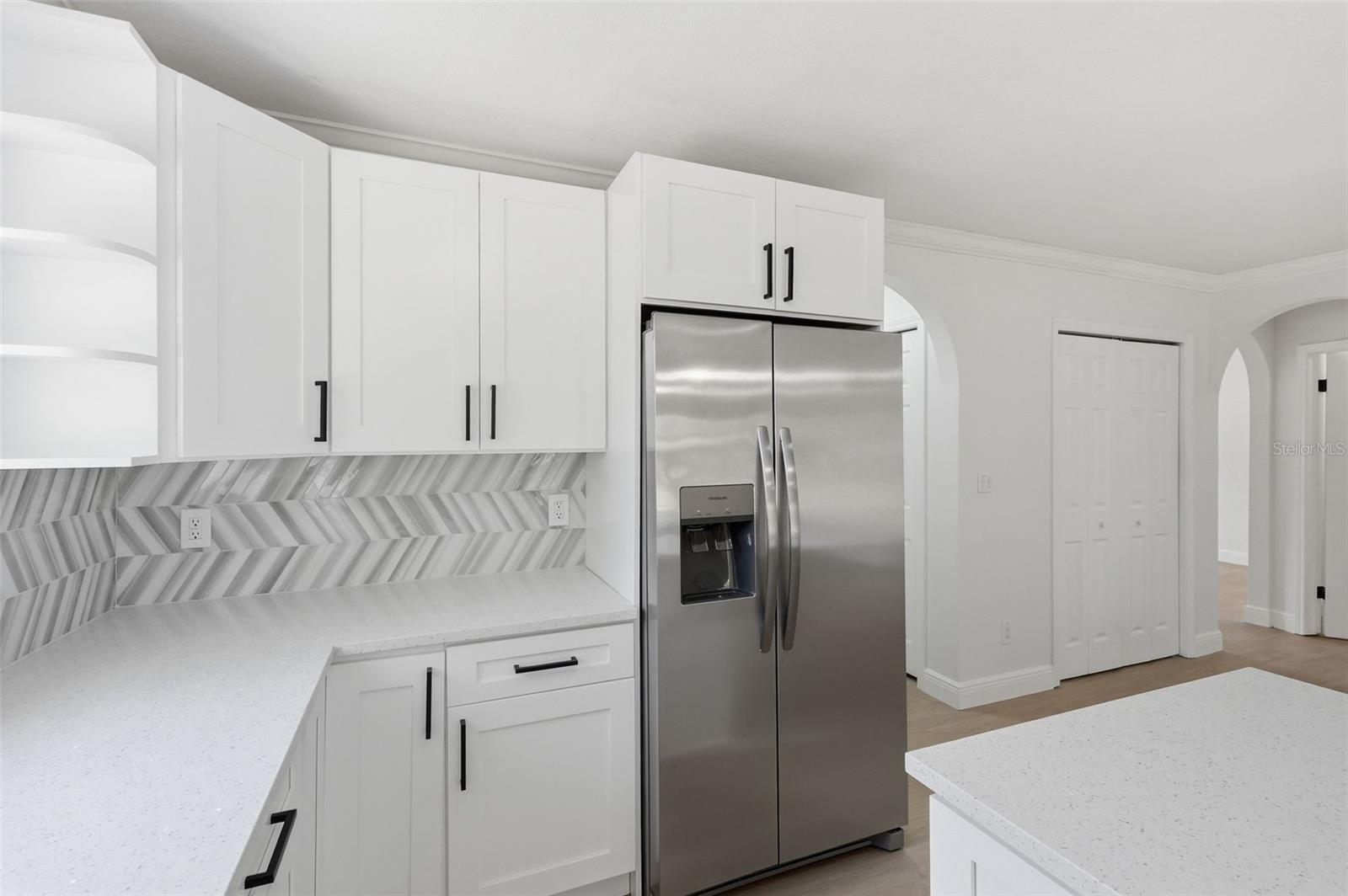 Listing photo id 3 for 6263 Airmont Drive