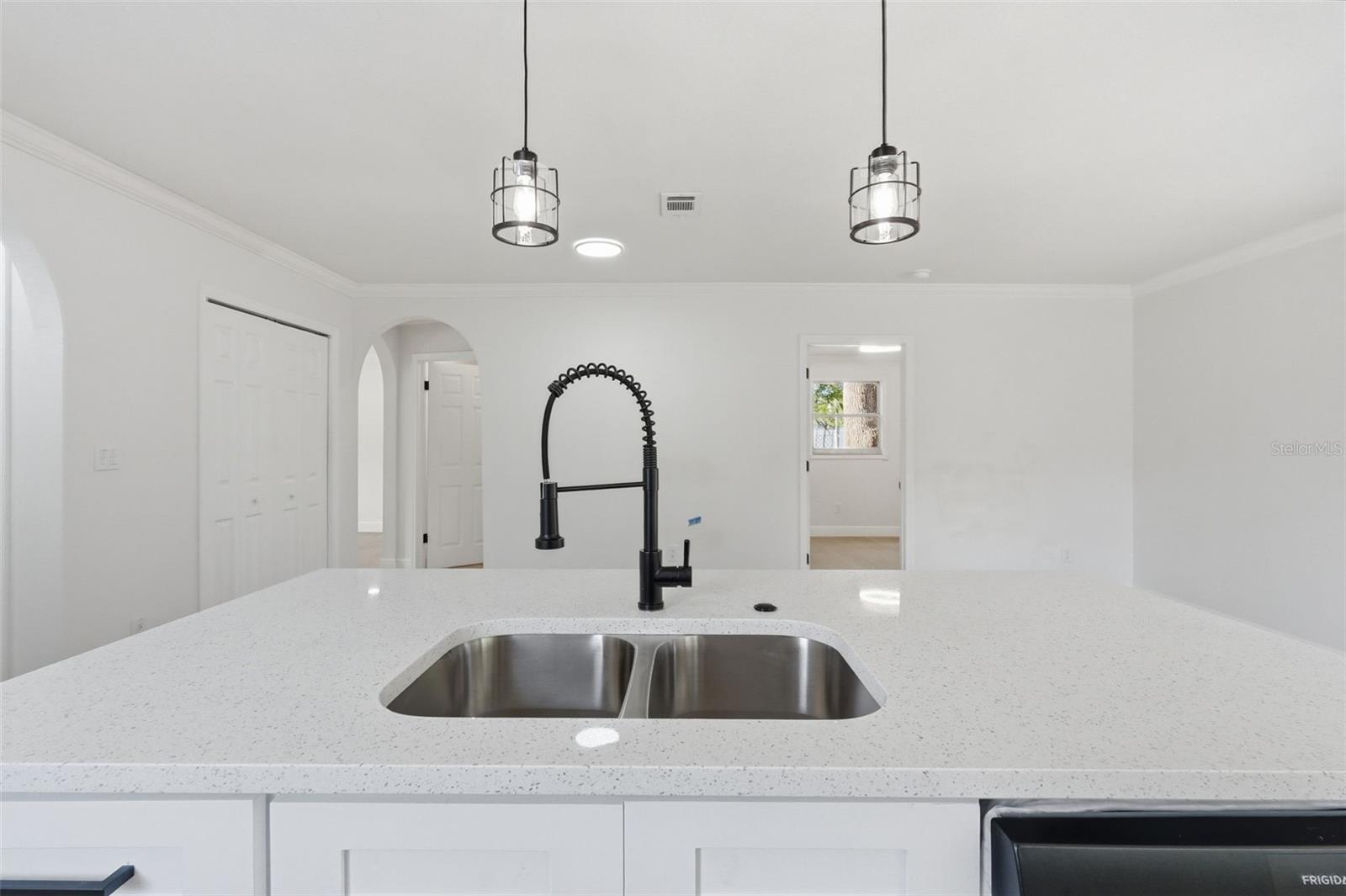 Listing photo id 5 for 6263 Airmont Drive