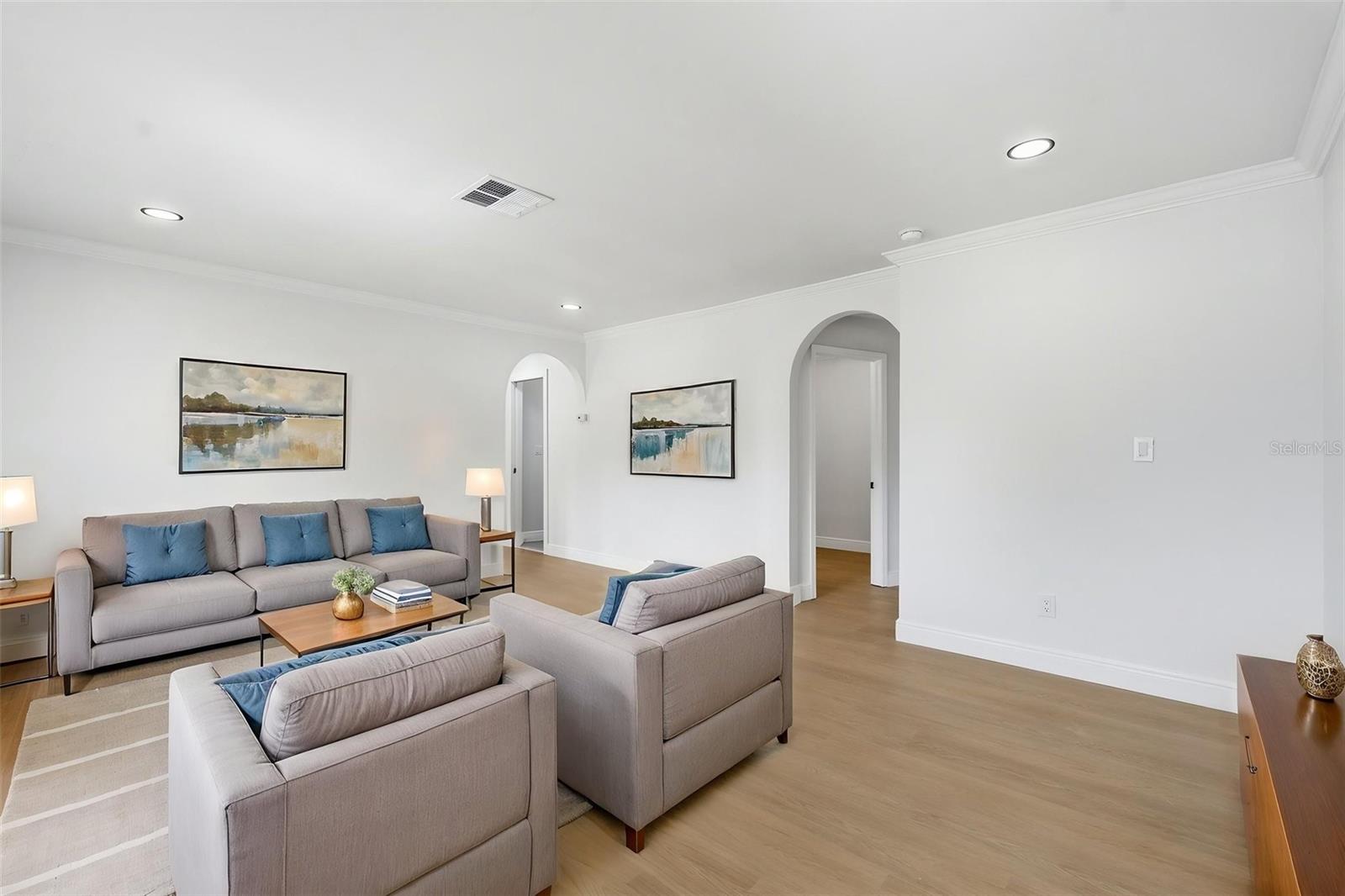 Listing photo id 7 for 6263 Airmont Drive