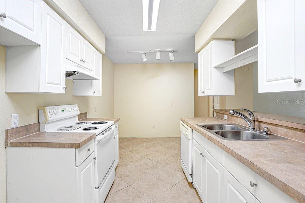 Listing photo id 21 for 5924 Brickleberry Lane 102