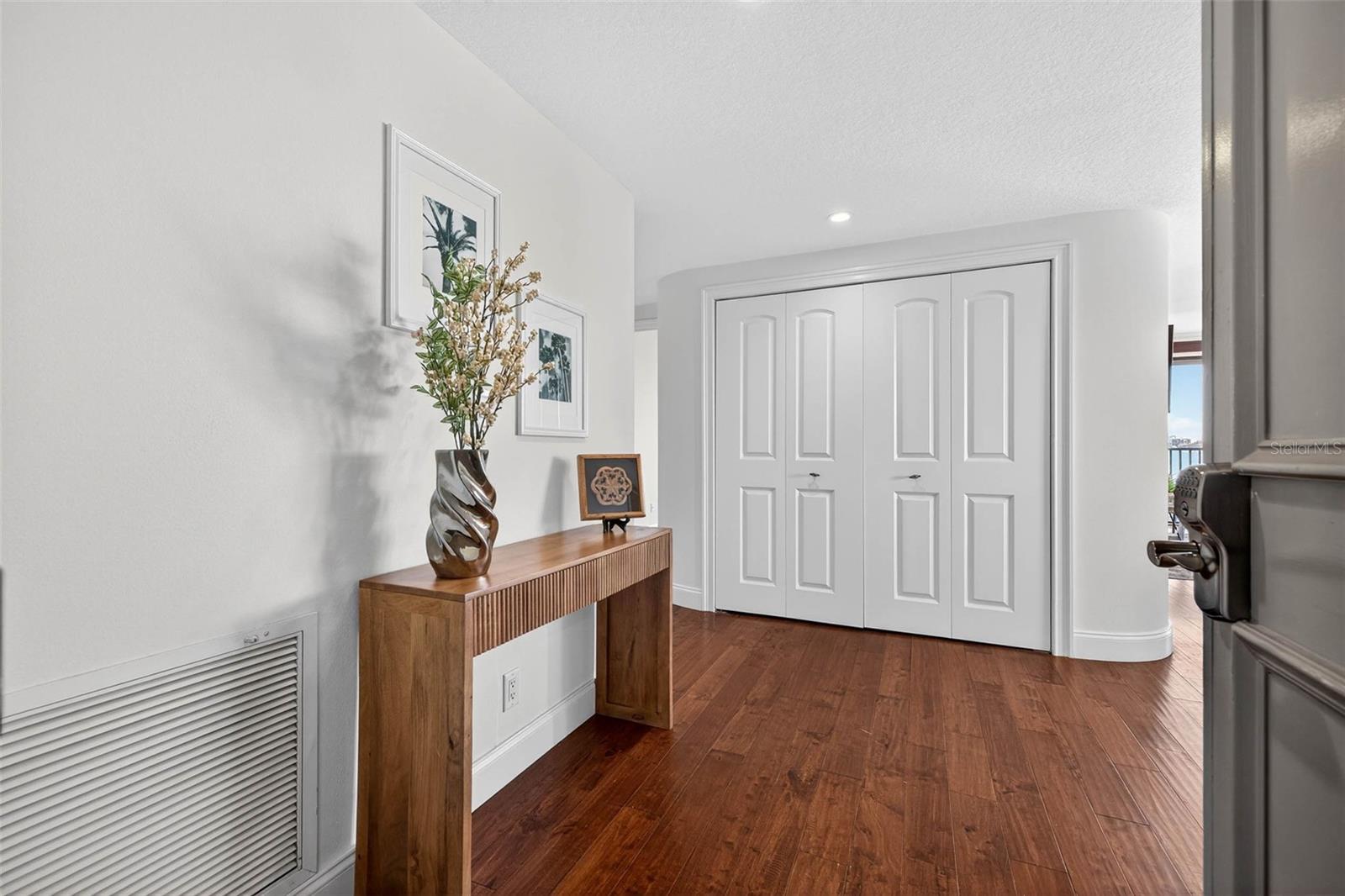 Image 2 of 30 For 1501 Gulf Boulevard 205