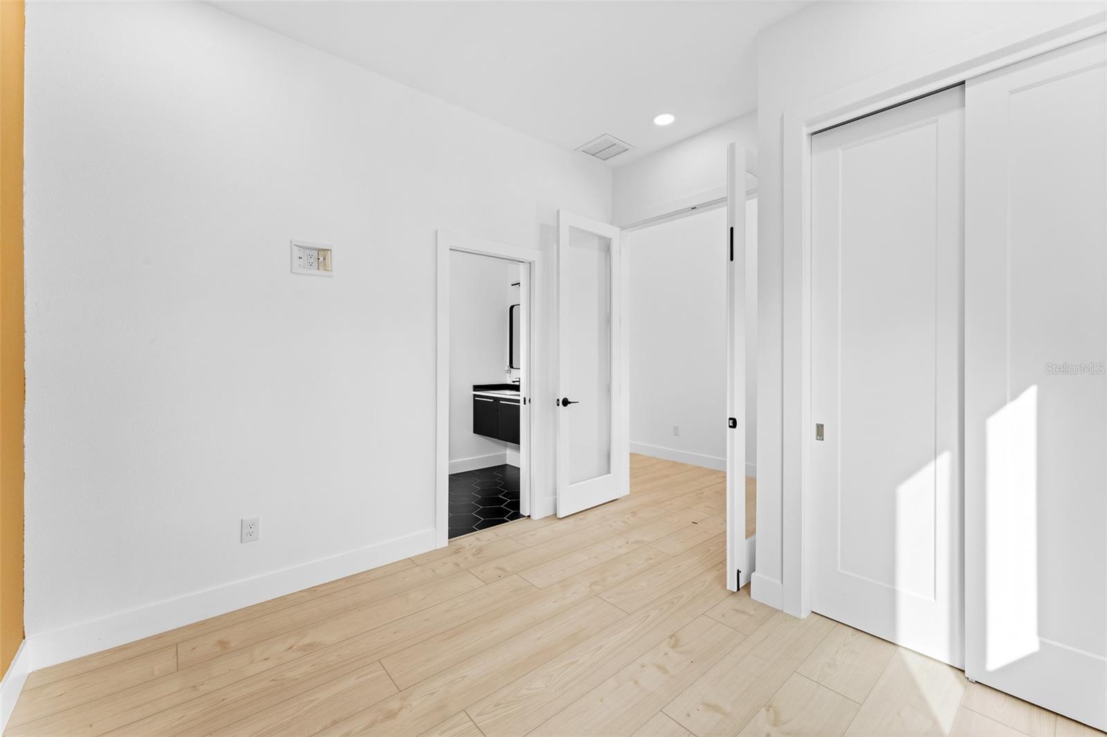 Image 7 of 59 For 4907 15th Avenue N