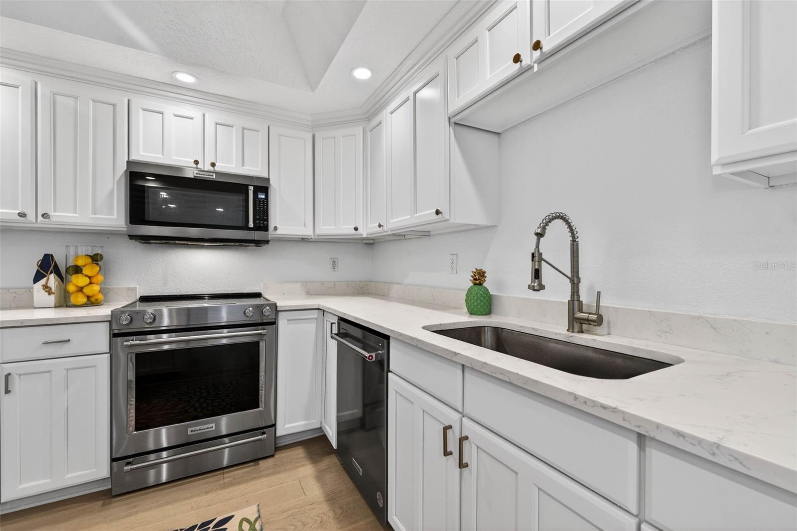 Image 11 of 35 For 922 Shore Drive Ne