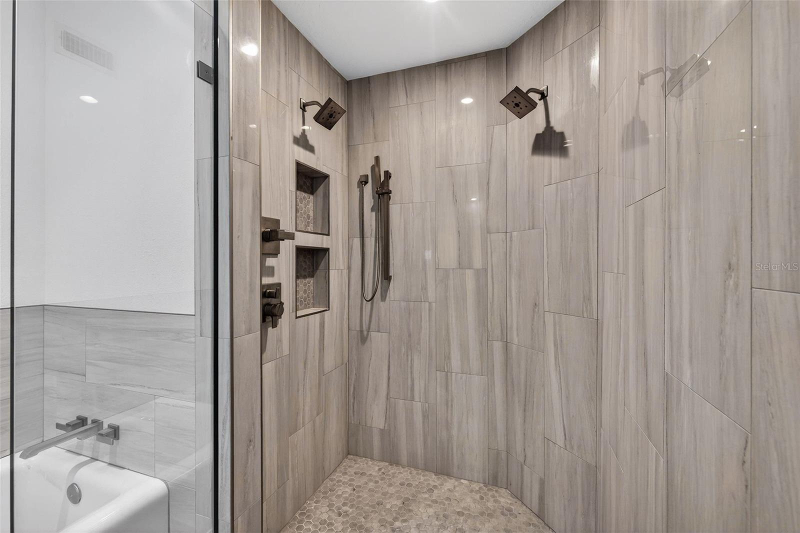 Image 20 of 35 For 922 Shore Drive Ne