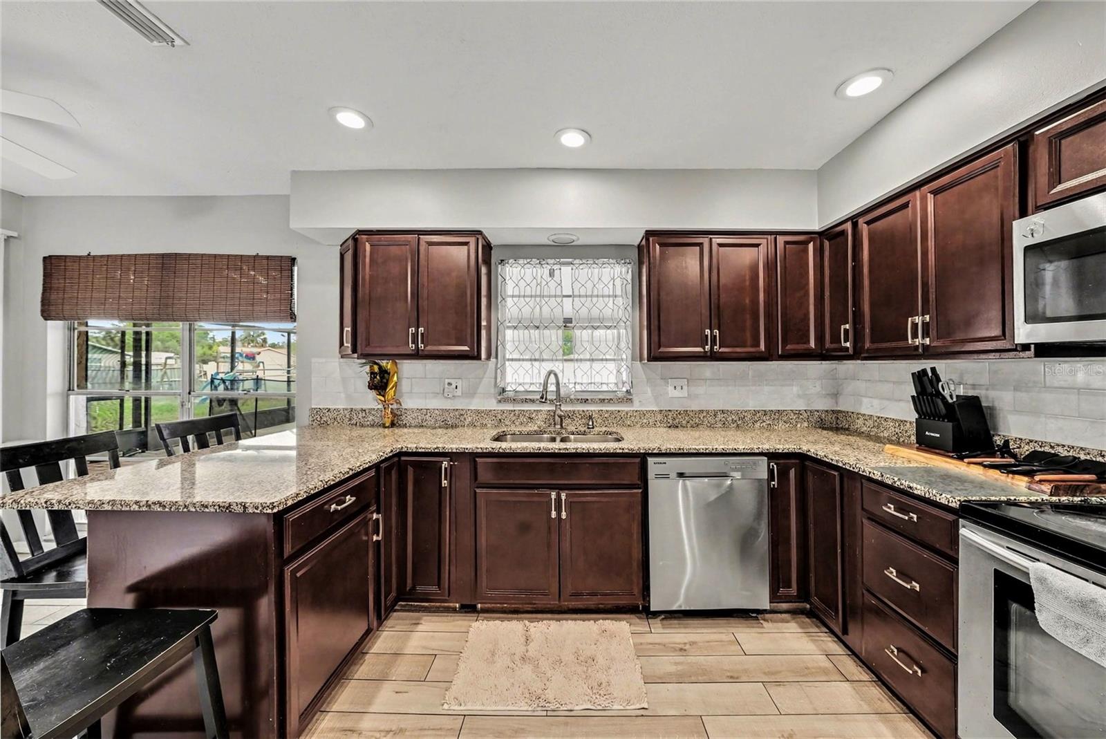 Listing photo id 9 for 208 Donatello Drive