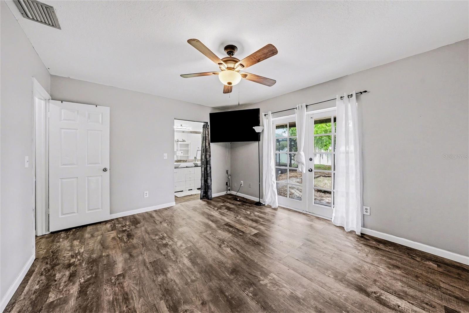 Listing photo id 12 for 208 Donatello Drive