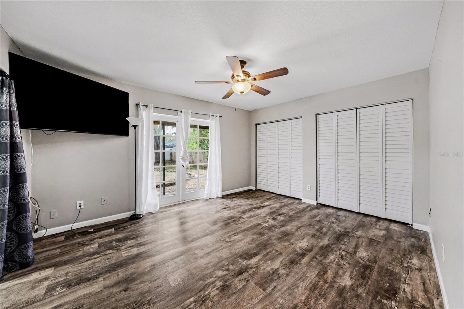 Listing photo id 13 for 208 Donatello Drive