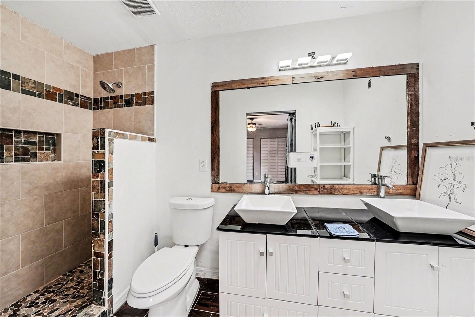 Listing photo id 15 for 208 Donatello Drive