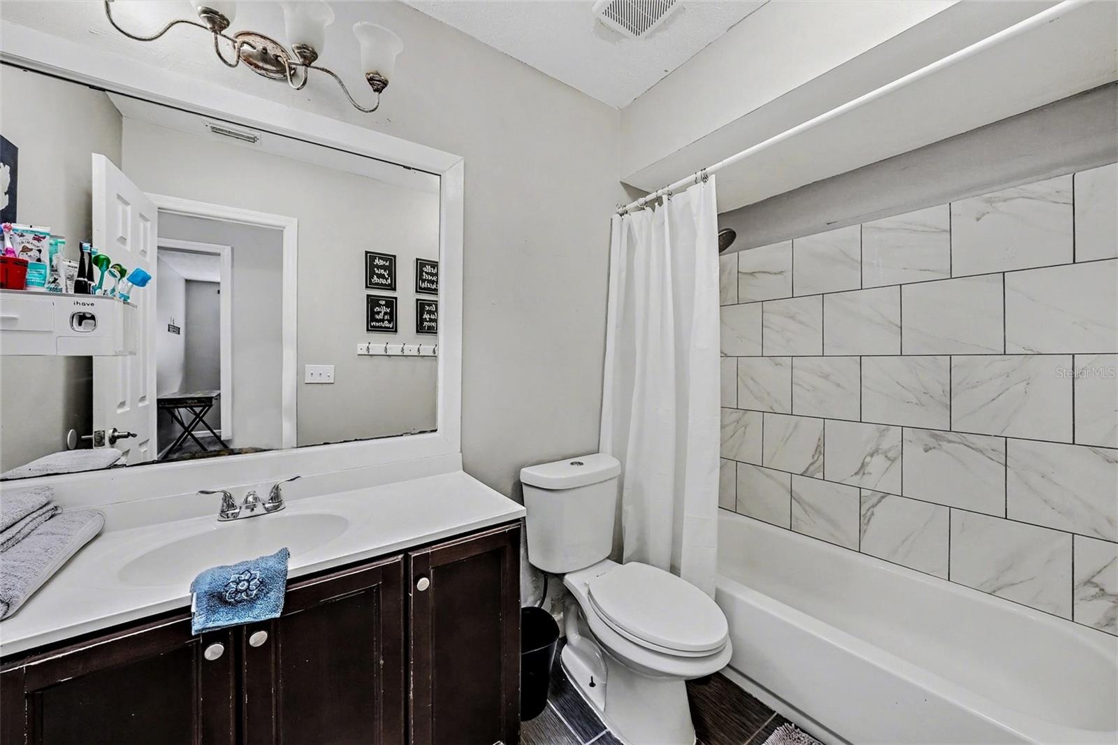 Listing photo id 17 for 208 Donatello Drive