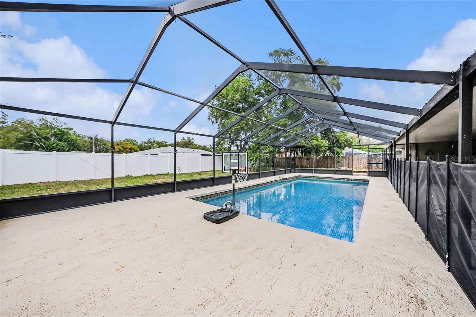 Listing photo id 19 for 208 Donatello Drive