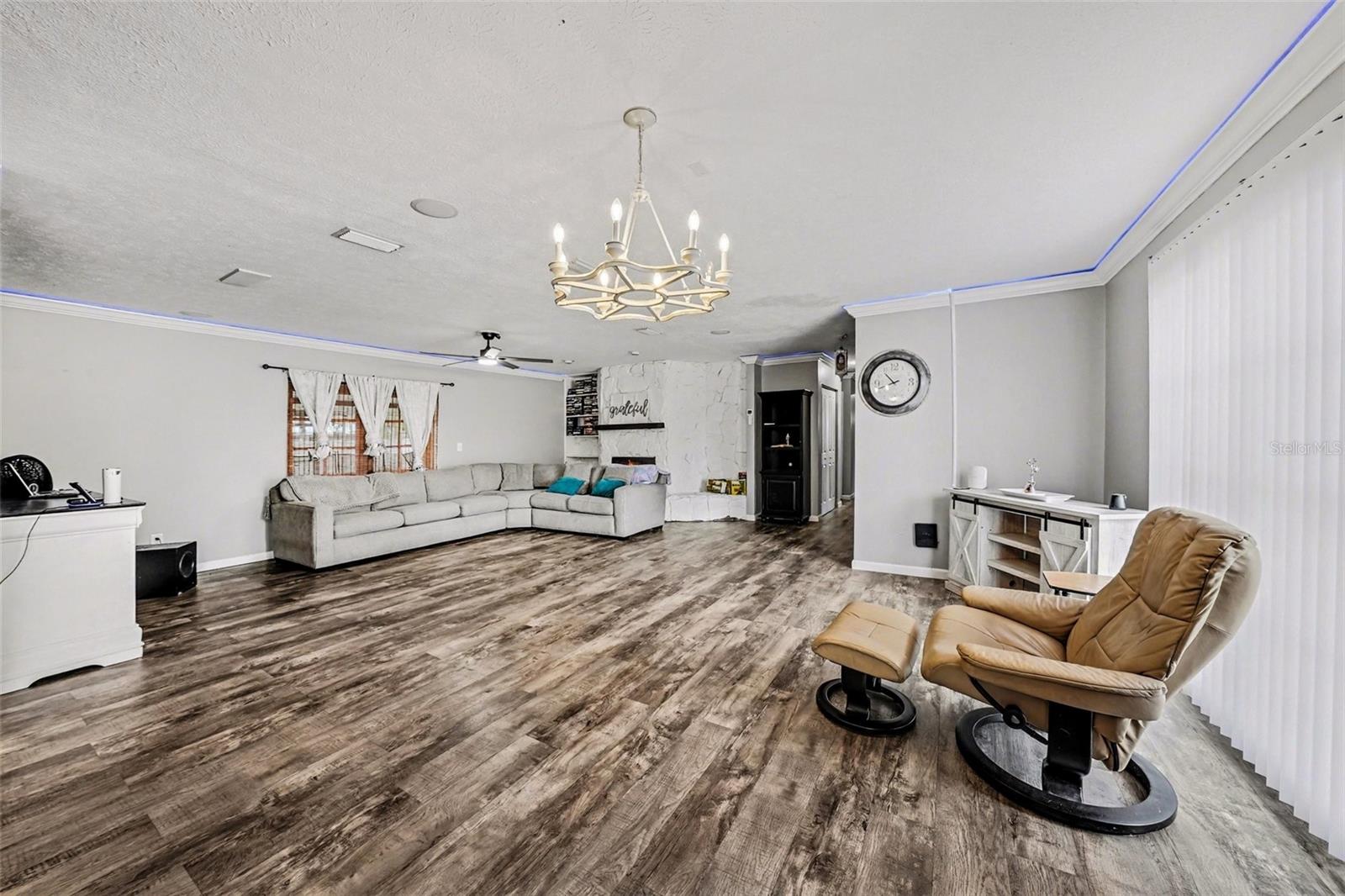 Listing photo id 1 for 208 Donatello Drive