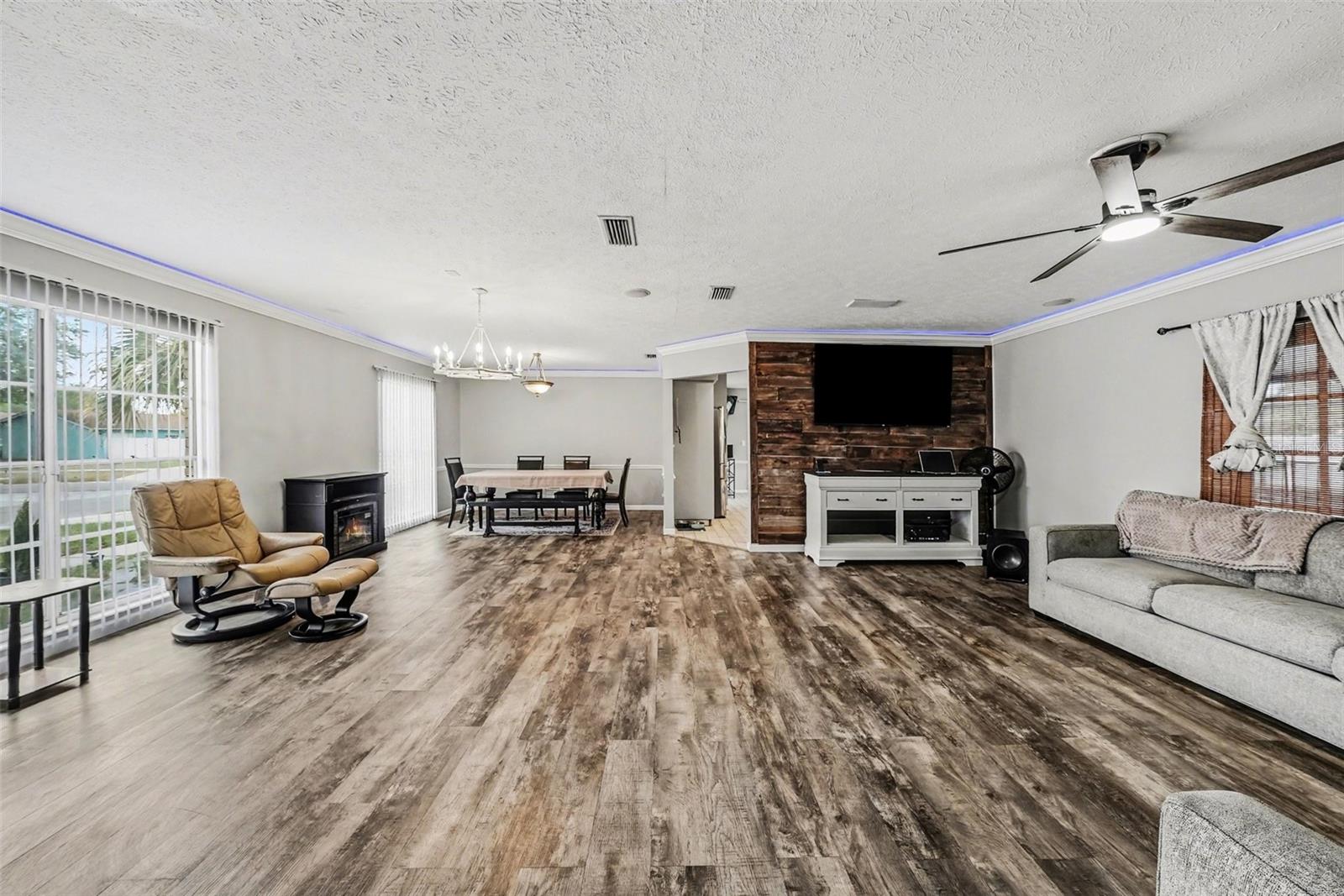 Listing photo id 3 for 208 Donatello Drive