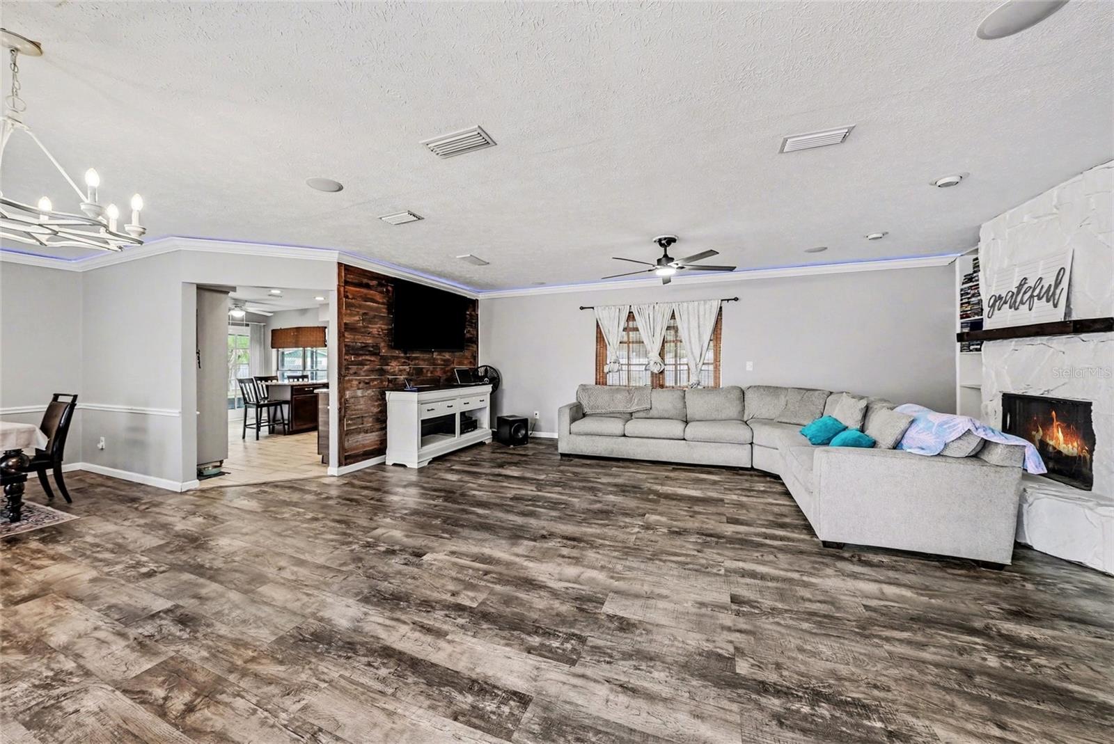 Listing photo id 4 for 208 Donatello Drive