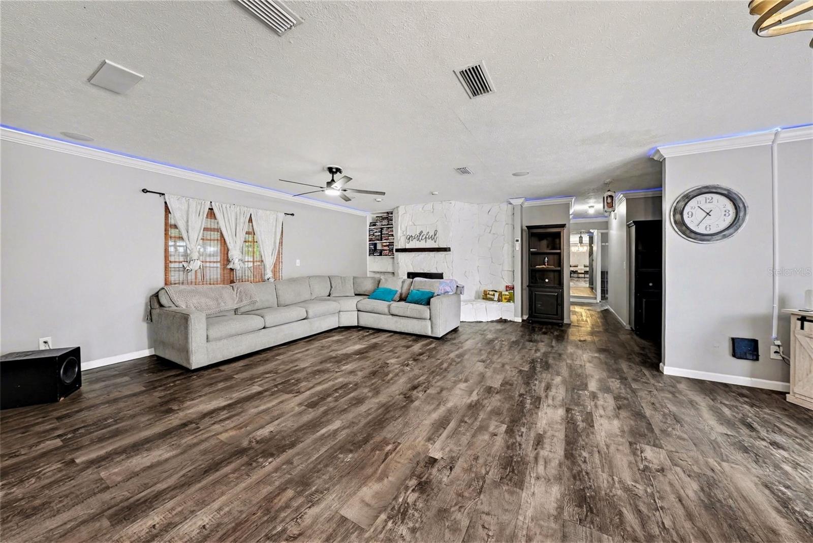 Listing photo id 5 for 208 Donatello Drive